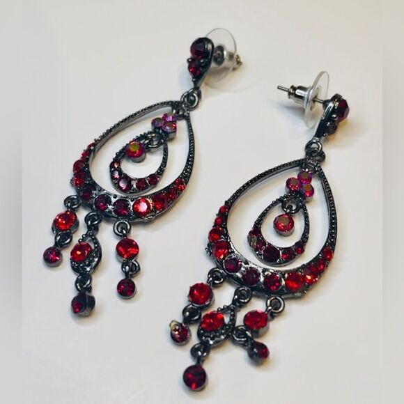 Vintage Long Black earrings filled with red stones - Picture 1 of 13